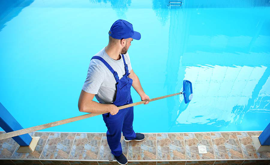 cleaningswimmingpool